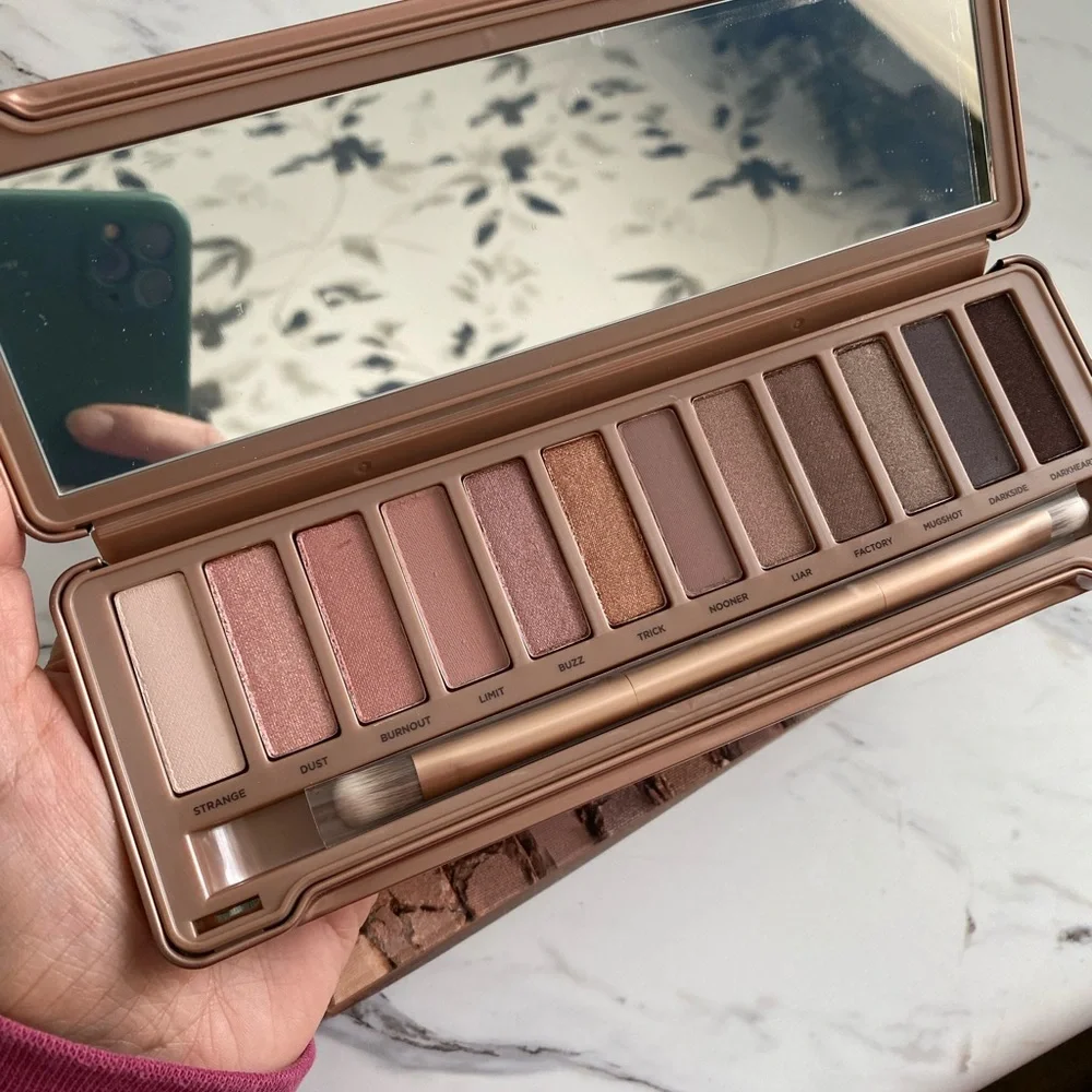 BRAND NEW IN BOX — Urban Decay Naked3 Eyeshadow Palette - Picture 2 of 3